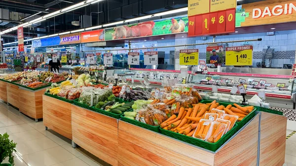 11 Mart 2022 - Sidoarjo, Doğu Java, Endonezya. Süpermarketlerden birinde güzel bir sebze rafı..