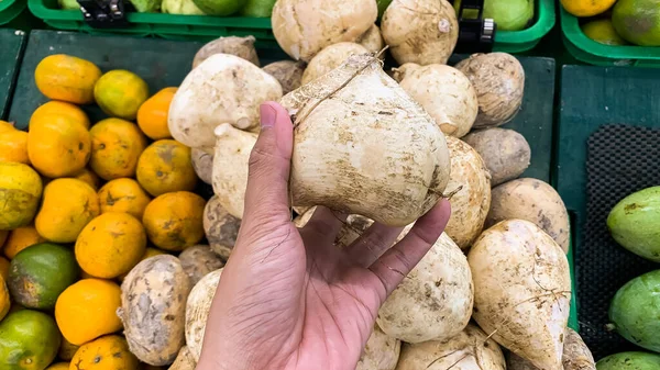 Süpermarkette taze jicama meyvesi