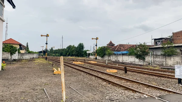 İnsanların evinin yanında raylar olan raylar.