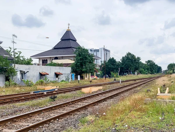 Rel Kereta Api Dengan Beberapa Rel Samping Rumah Orang — Stok Foto