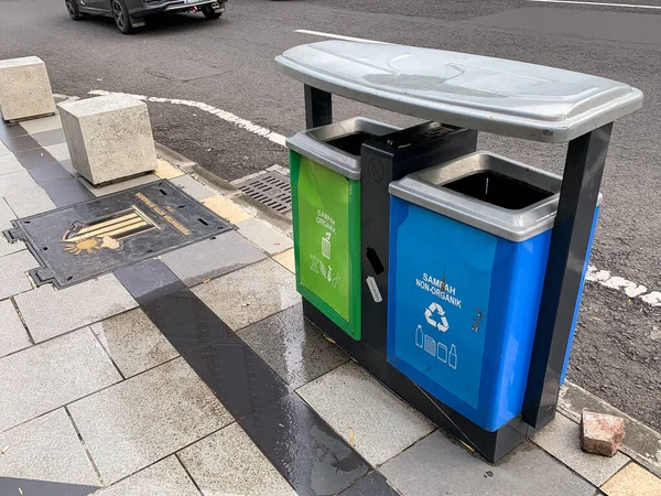 Organik ve organik olmayan atıkları ayırmak için iki kutulu bir kutu..