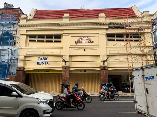 12 Mart 2022 Surabaya, Endonezya. Surabaya 'daki Jalan Tunjungan' da banka ve dükkan olarak kullanılan eski bir bina olan 