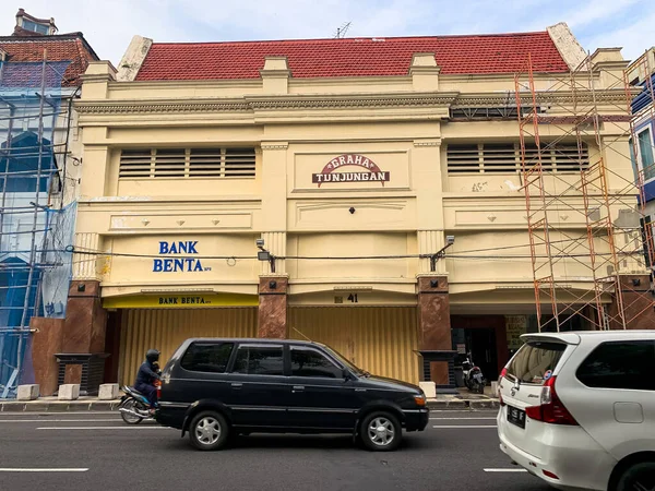 2022 인도네시아 수라바야 Graha Tunjungan 된건물은 은행으로 사용되었고 수라바야의 가에서 — 스톡 사진