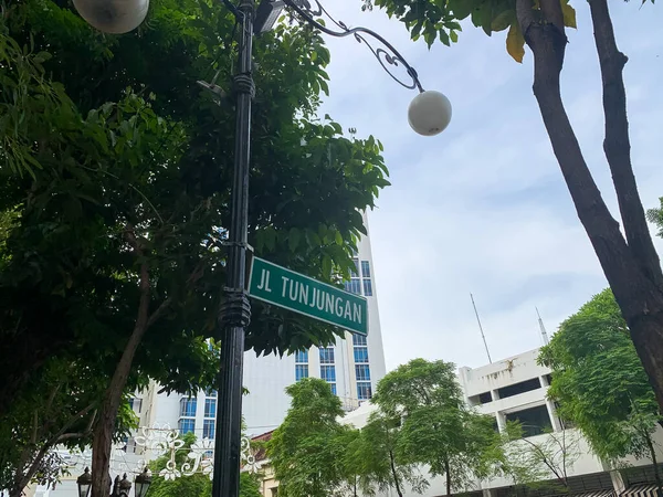 12 Mart 2022 Surabaya, Endonezya. Sürücülerin konumu öğrenmesini kolaylaştırmak için sokak işareti