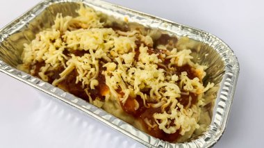 Beyaz arka planda peynirli makarna.