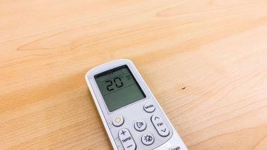 Tahta masadaki klimanın uzaktan kumandası