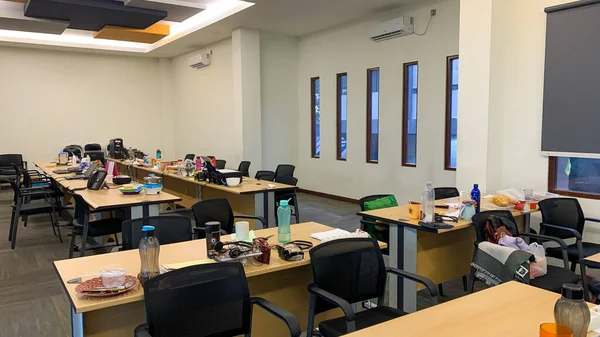 15 Mart 2022 - Sidoarjo, Endonezya. Eve gitme zamanı geldiğinde çalışanların bıraktığı sessiz bir ofis odası.