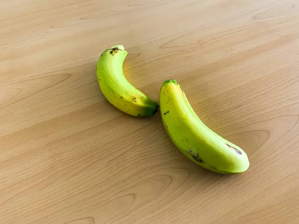 Hellgrüne Bananen Auf Einem Holztisch — Stockfoto