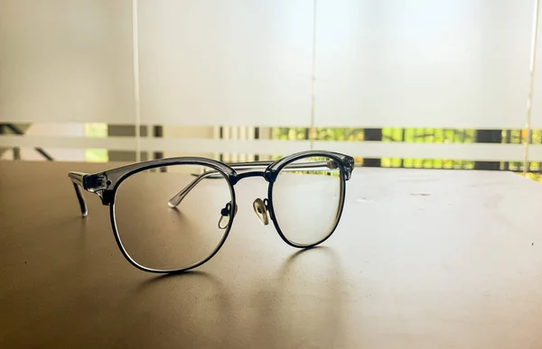 Ahşap Masa Zemininde Gri Gözlükler — Stok fotoğraf