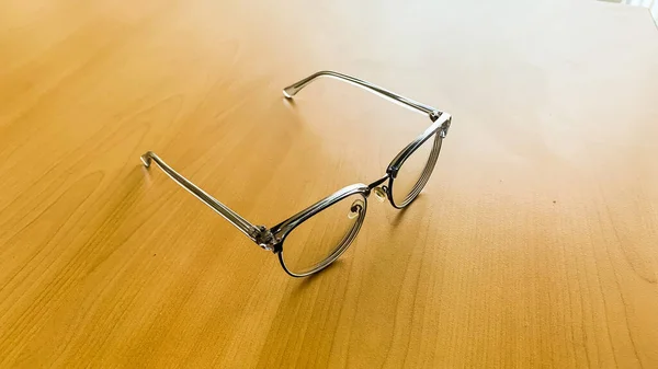 Óculos Cinza Fundo Mesa Madeira — Fotografia de Stock