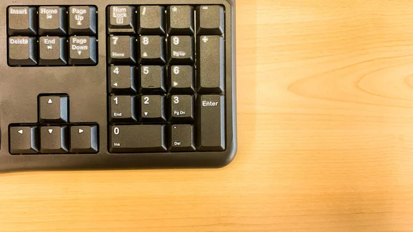 Gros Plan Clavier Ordinateur Sur Table Bois — Photo