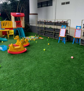 Yeşil çimlerde çocukların oyun parkı