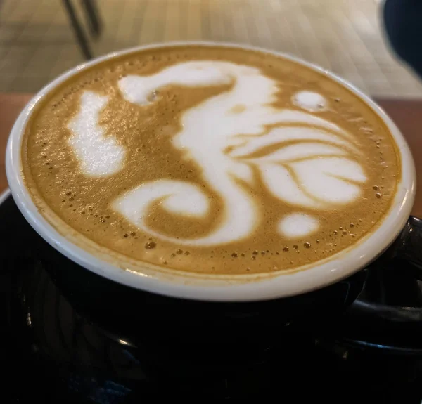 Una Taza Capuchino Con Motivo Caballito Mar — Foto de Stock