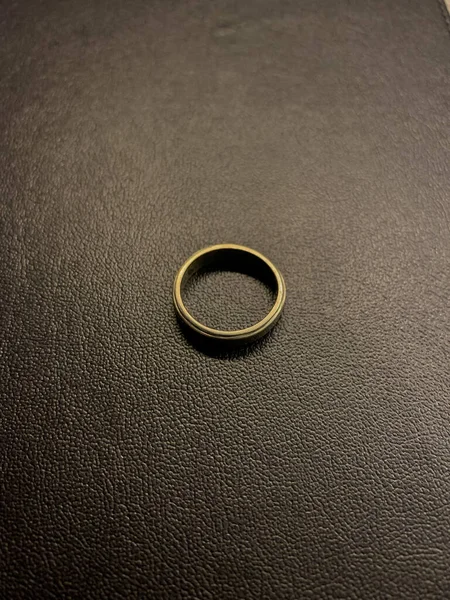 Siyah arkaplanlı alyans