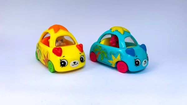 Mavi ve sarı renkli çocuk arabası. Ki genellikle öğleden sonra oynanır..