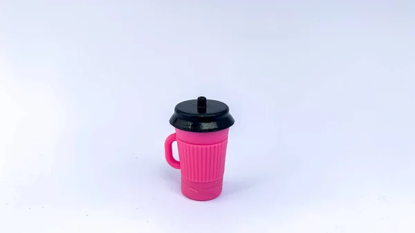 Pembe renkli bir bardak şeklinde çocuk oyuncağı.