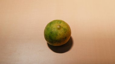 Mutfaktaki ahşap masada limon var.