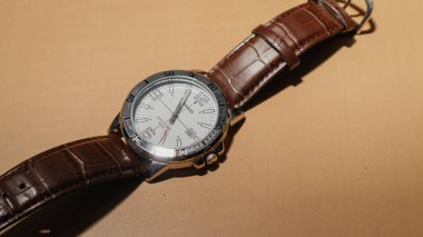 2 Nisan 2022 - Sidoarjo, Endonezya. Ofis masasında deriden yapılmış 