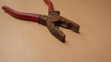 Tahta masada paslanmaya başlayan kırmızı kerpeten.