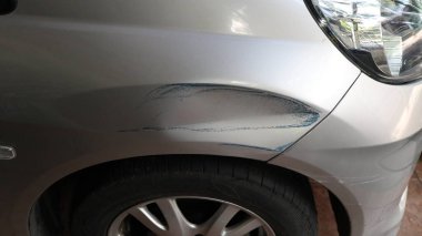 Başka bir araba çarptıktan sonra çizilen araba tamponu.