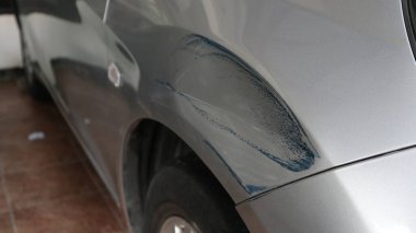 Başka bir araba çarptıktan sonra çizilen araba tamponu.