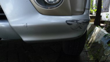 Başka bir araba çarptıktan sonra çizilen araba tamponu.