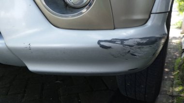 Başka bir araba çarptıktan sonra çizilen araba tamponu.