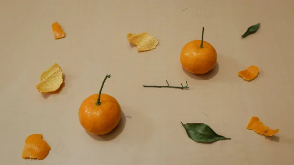 Mutfaktaki ahşap masada taze portakallar.