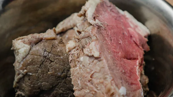 Buharda pişirilmiş et çeşitli yemeklerde işlenmeye hazır.