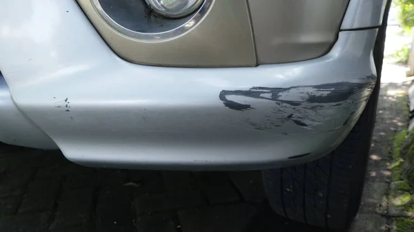 Başka bir araba çarptıktan sonra çizilen araba tamponu.