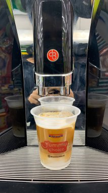 6 Nisan 2022 - Sidoarjo, Endonezya. Buzlu cappuccino. Doğrudan Indomaret adında bir minimarket içerisindeki bir makineden yapılmış.