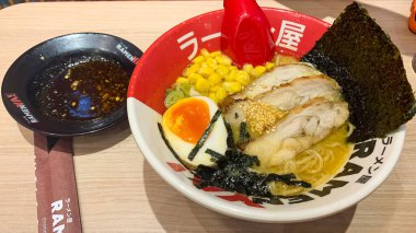 6 Nisan 2022 - Sidoarjo, Endonezya. Ramenya adında Suncity Plaza Sidoarjo 'daki bir restoranda baharatlı soslu ramen..