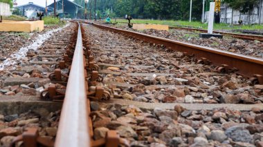 Endonezya 'daki Sidoarjo tren istasyonu yakınlarındaki demiryolu rayları.
