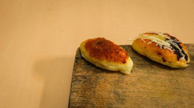 Tahta bir masada öğütülmüş hamur işi.