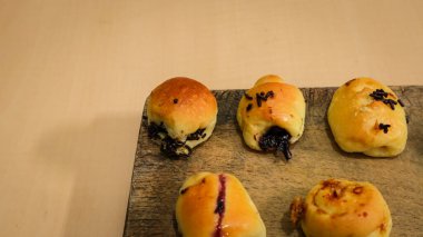 Ahşap bir masada çeşitli aromalı hamur işleri.