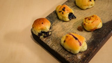 Ahşap bir masada çeşitli aromalı hamur işleri.