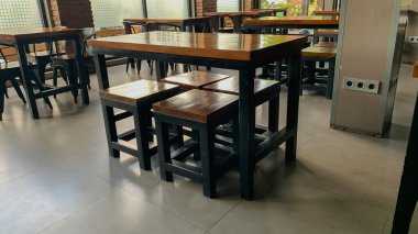 Kafedeki tahtadan sandalyeler ve masalar