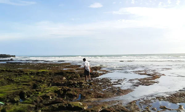 Hombre Caminando Hacia Playa —  Fotos de Stock