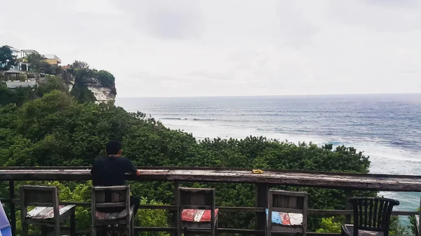Seorang Pria Duduk Sebuah Bar Pantai — Stok Foto