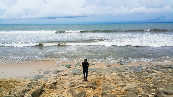 Muž Kráčející Směrem Pláži — Stock fotografie