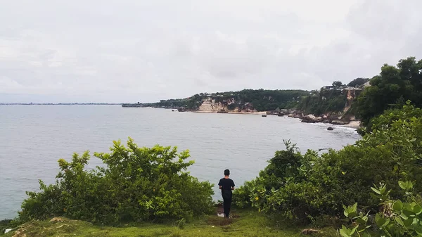 Sahile doğru yürüyen bir adam.