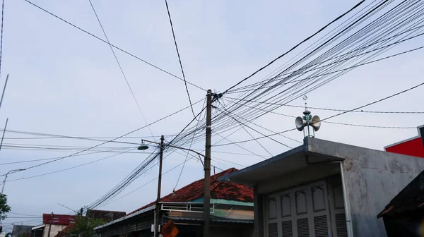Tiang Kabel Listrik Sekitar Perumahan Warga — Stok Foto