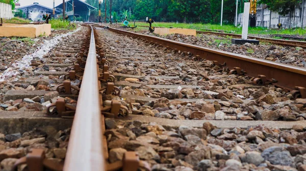 Endonezya 'daki Sidoarjo tren istasyonu yakınlarındaki demiryolu rayları.