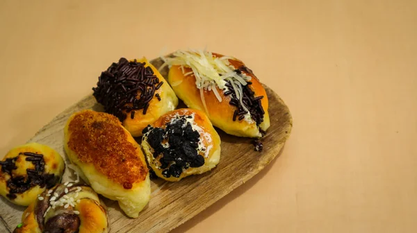 Ahşap bir masada çeşitli aromalı hamur işleri.