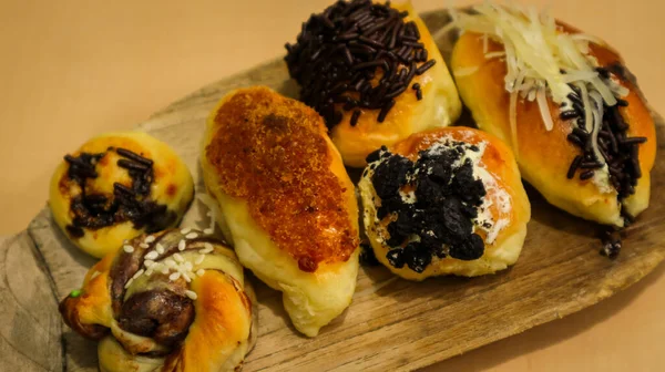 Ahşap bir masada çeşitli aromalı hamur işleri.