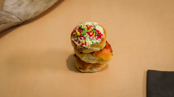 Ahşap bir masada değişik renklerde hamur işi.