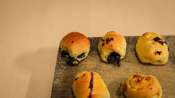 Pastéis Com Vários Sabores Uma Mesa Madeira — Fotografia de Stock