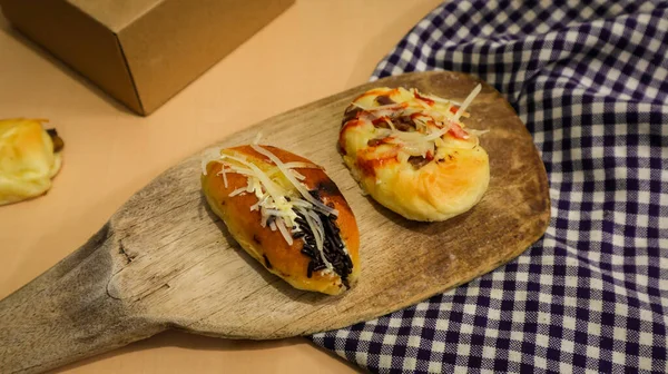 Tahta masada çikolata ve peynir aromalı hamur işi.
