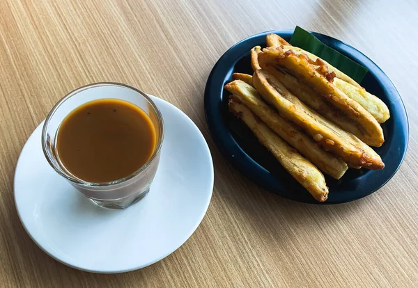 Bananas Fritas Prato Branco Café Quente Mesa Jantar — Fotografia de Stock