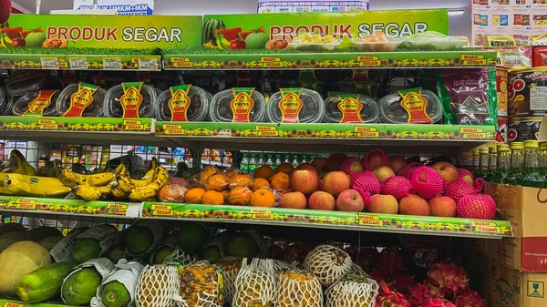 Mars 2022 Sumenep Indonesien Hög Med Färsk Frukt Hylla Minimimarknaderna — Stockfoto